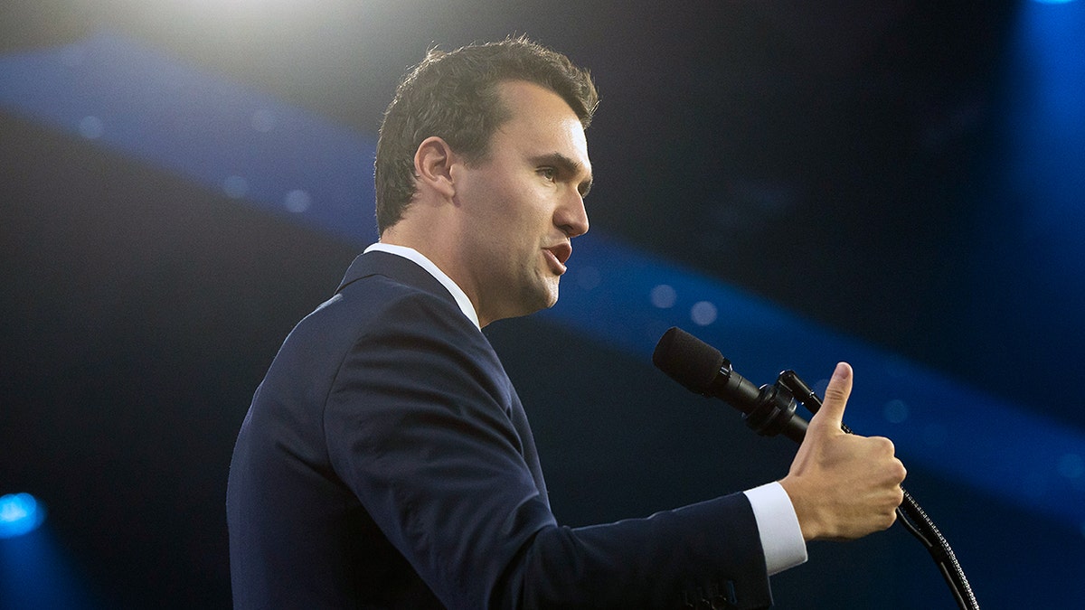 Charlie Kirk fala em um microfone