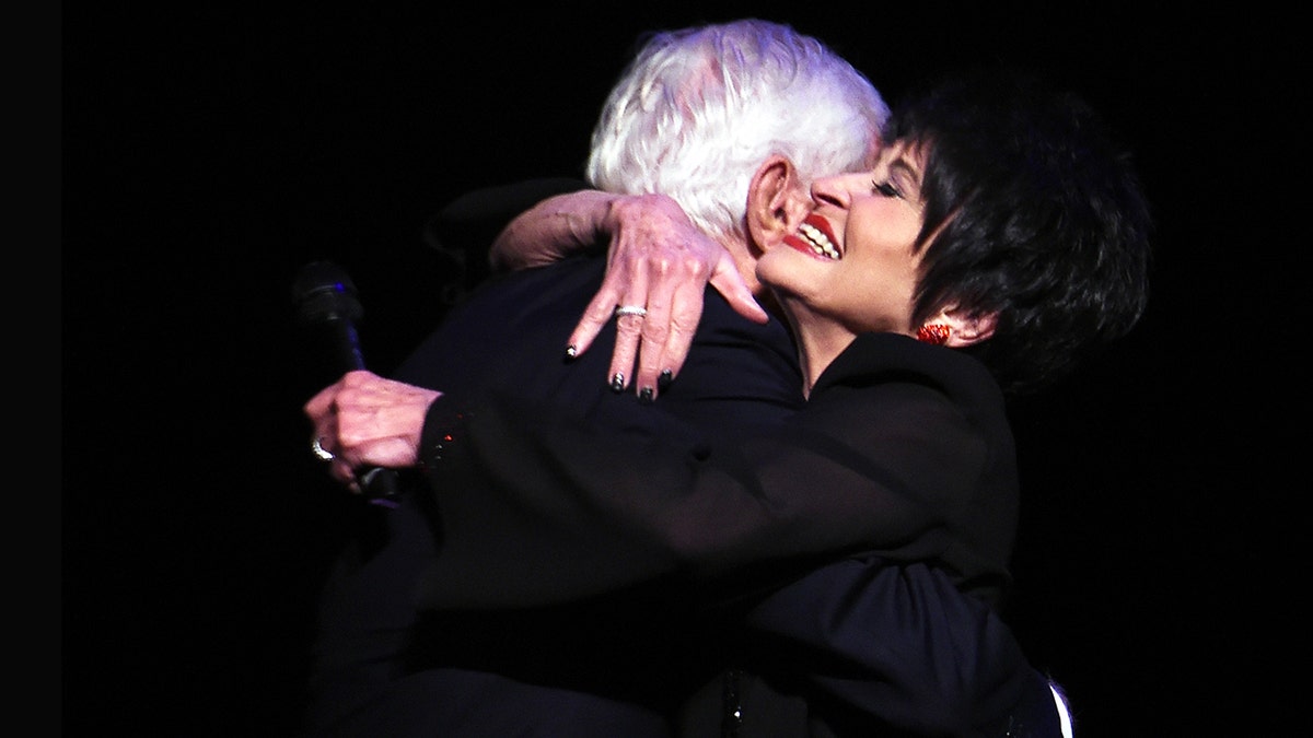 Chita Rivera omhelst Dick Van Dyke.