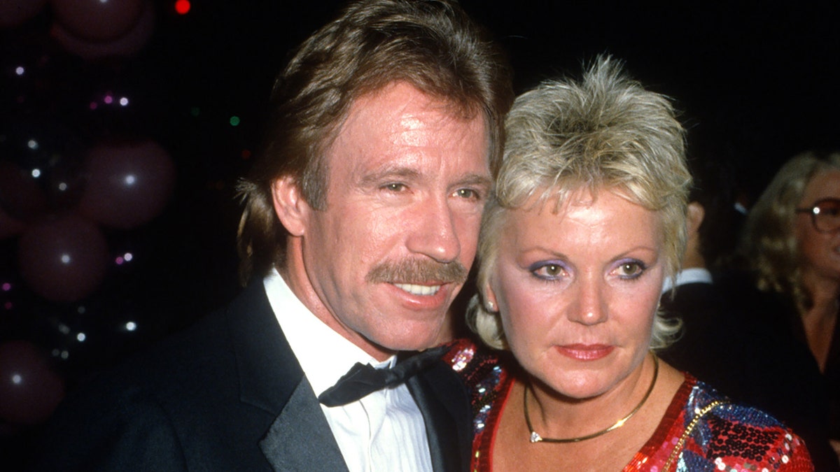 查克·諾里斯黛安·霍萊切克