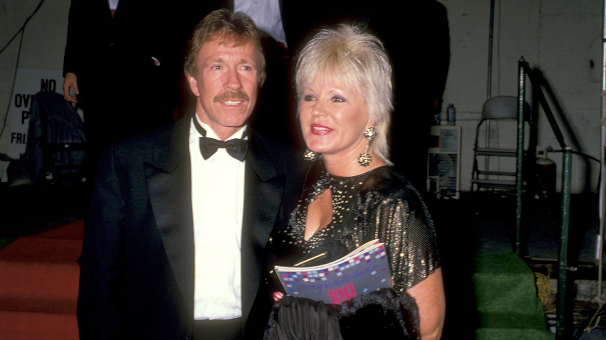 查克·諾里斯黛安·霍萊切克