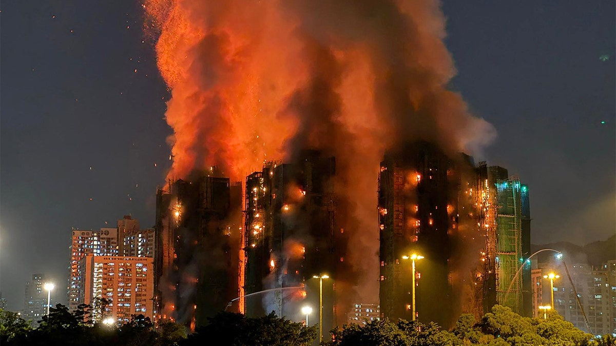 Humo denso y llamas brotaron de varios edificios de gran altura durante un gran incendio residencial en Hong Kong.