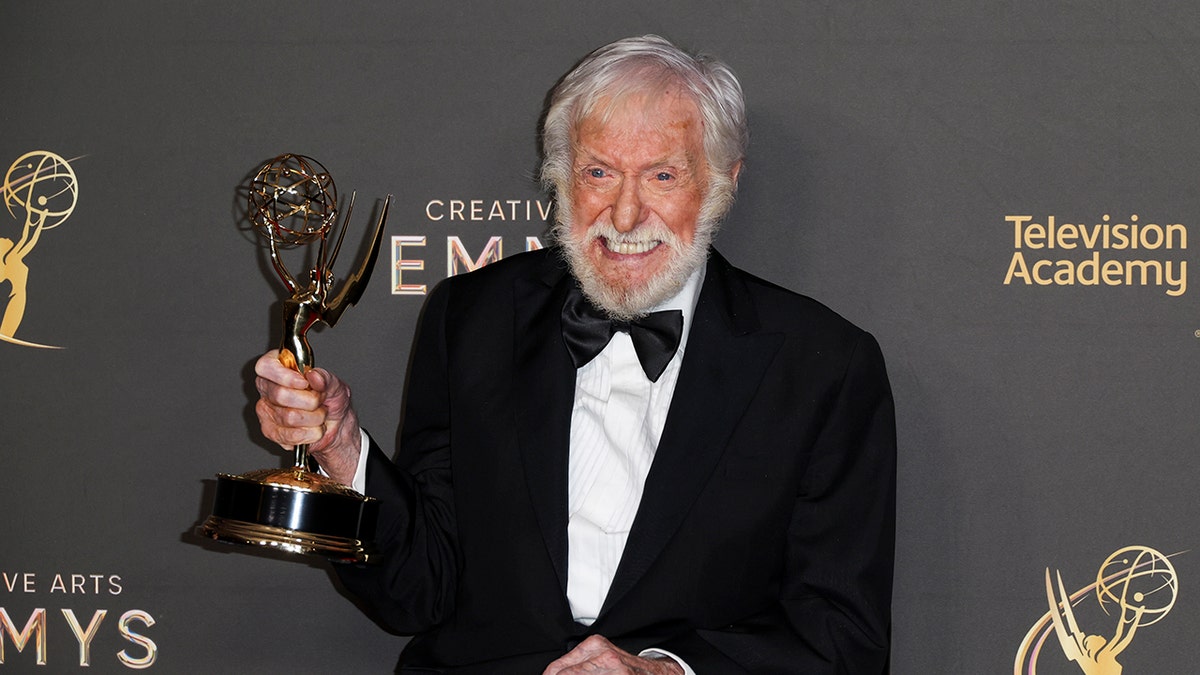 Dick Van Dyke met een Emmy in zijn hand.
