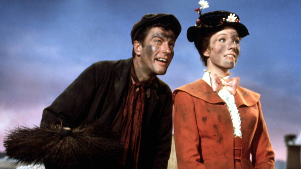 Dick Van Dyke met Julie Andrews in kostuum voor de film Mary Poppins.