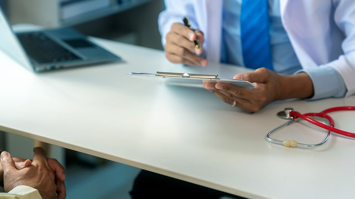 ডাক্তার পরামর্শ এবং ব্যাখ্যা প্রদান করে 