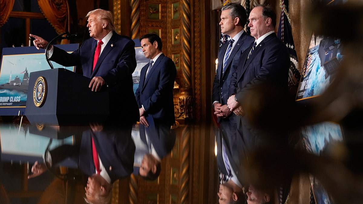 O presidente Donald Trump fala com o secretário de Estado Marco Rubio, o secretário de Defesa Pete Hegseth e o secretário da Marinha John Phelan em Mar-a-Lago