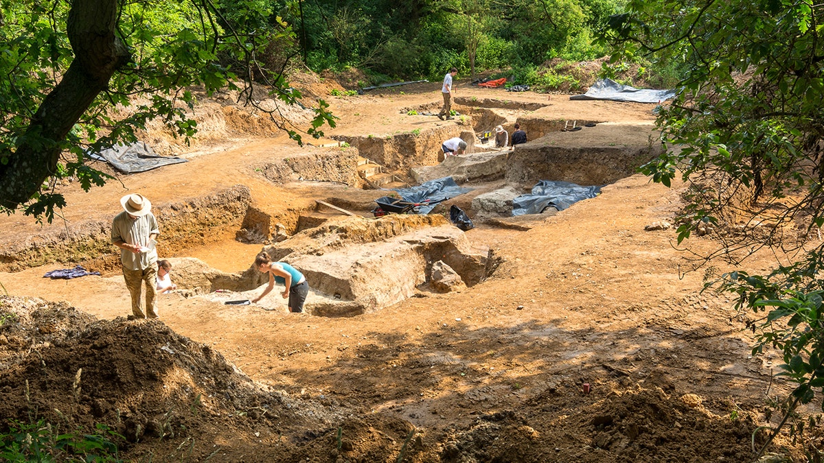 考古學家在巴納姆遺址。