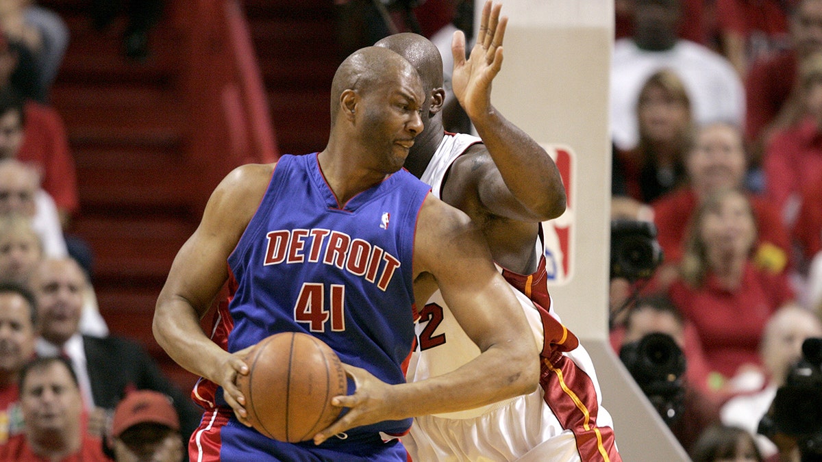 Elden Campbell en acción