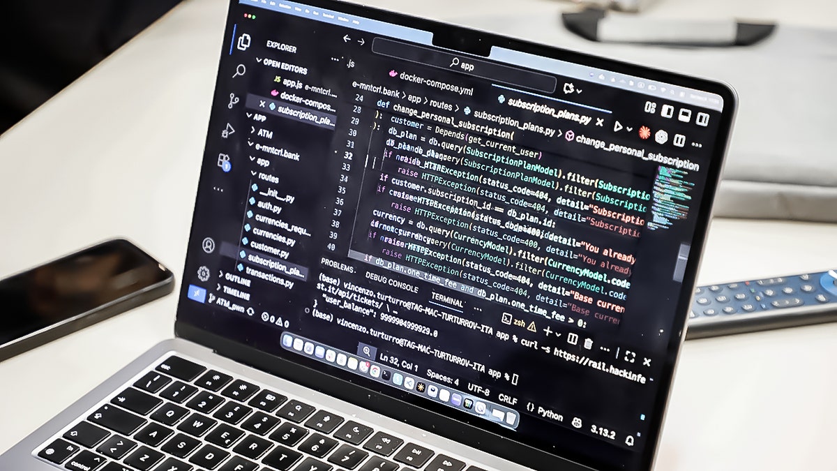 Laptop z kodem na ekranie.