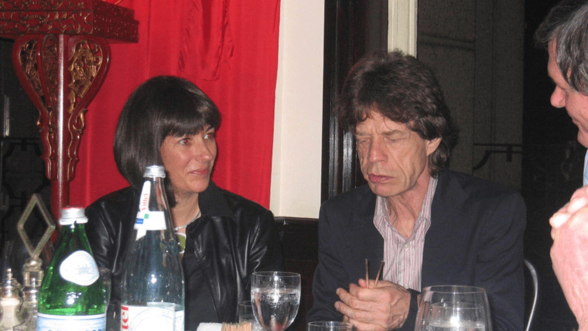 Mick Jagger e Ghislaine Maxwell in una foto trovata nei file Epstein appena rilasciati. I file sono stati rilasciati venerdì 19 dicembre. (Credito: Dipartimento di Giustizia)
