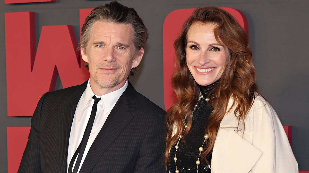 Ethan Hawke with Julia Roberts in 2023 at the premiere of "Leave The World Behind"