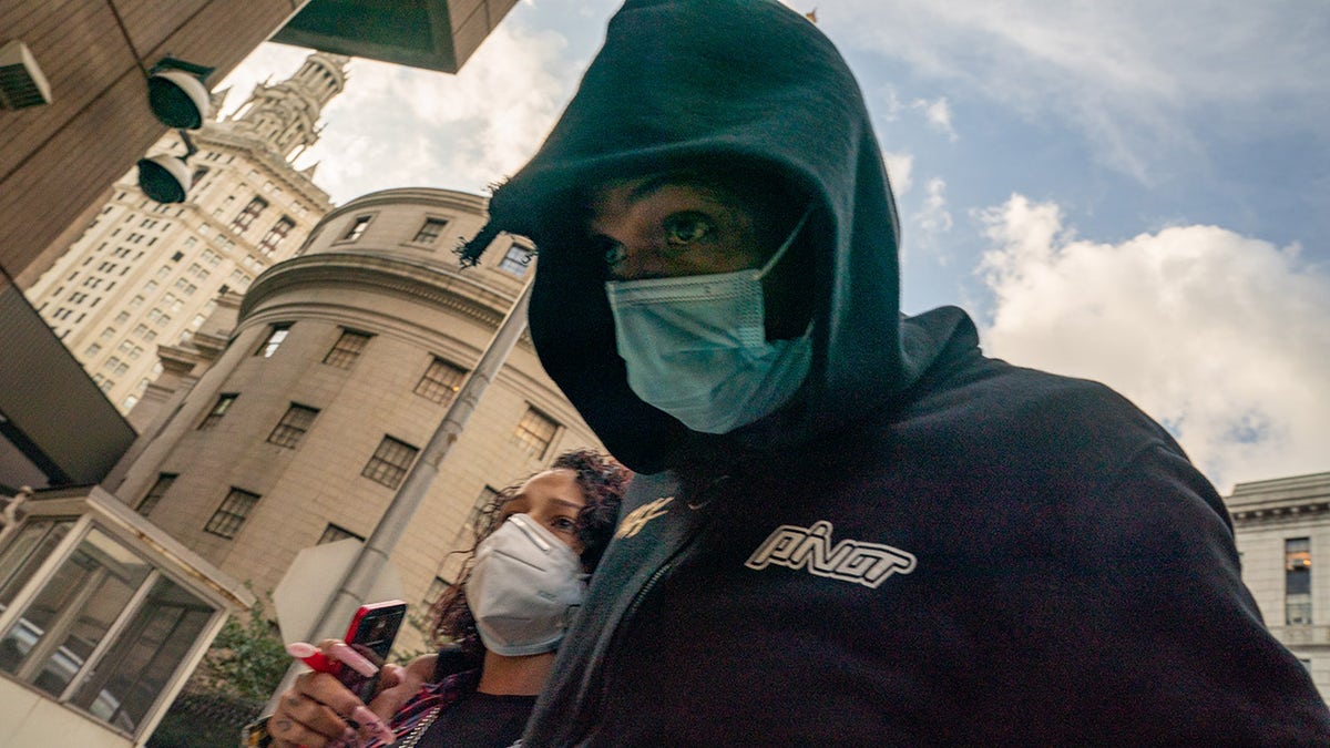 প্রাক্তন এনবিএ প্লেয়ার সেবাস্টিয়ান টেলফেয়ার শন “ডিডি” কম্বসের সাথে তার কারাগারের সময় বর্ণনা করেছেন