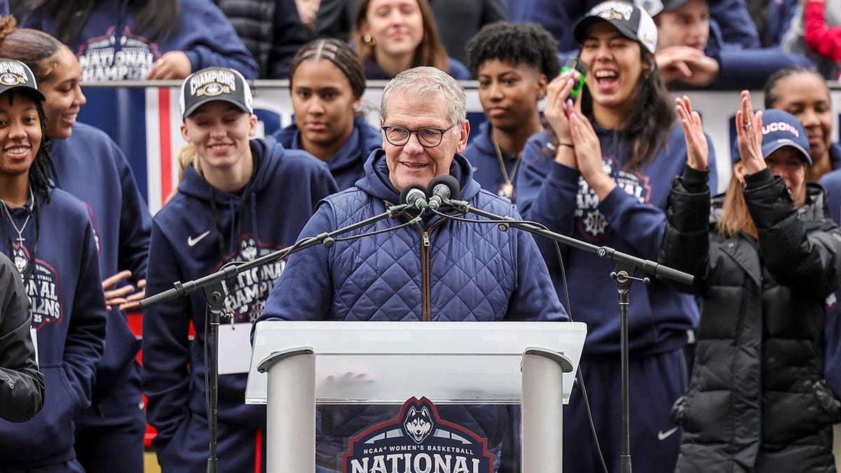 Geno Auriemma talks to crowd