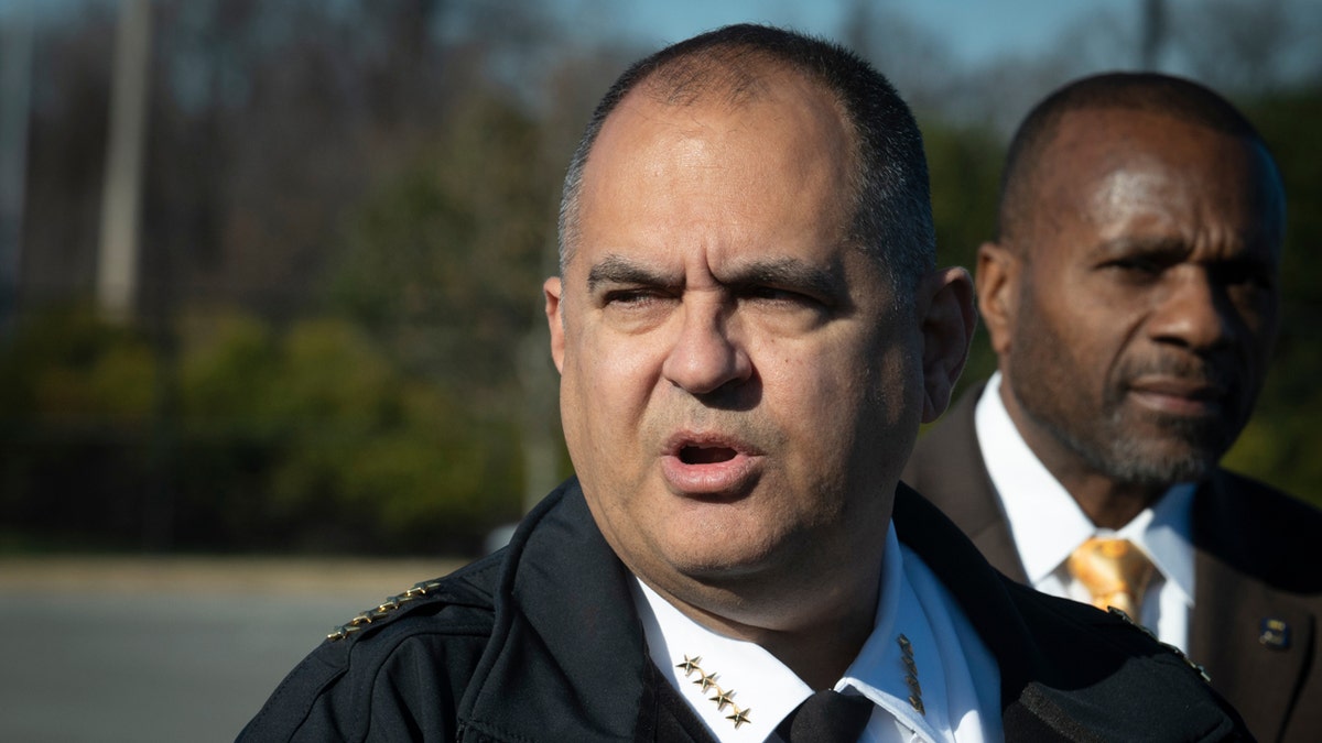 Komendant policji hrabstwa Prince George, George Nader, rozmawia z reporterami po strzelaninie w MGM National Harbor na przedmieściach Maryland w Waszyngtonie, środa, 3 grudnia 2025 r.