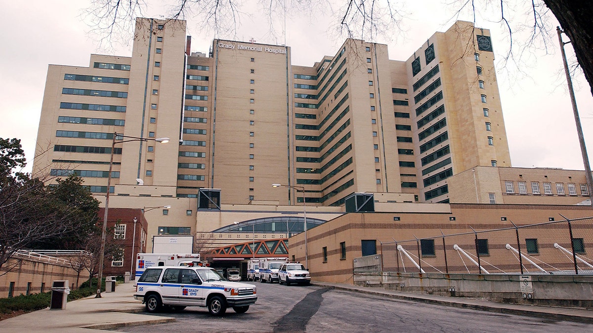 Pojazd EMS przed dużym budynkiem szpitala