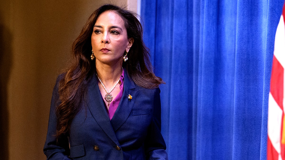 Harmeet Dhillon está caminhando.