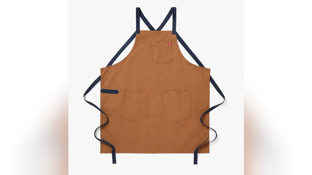 This crossback apron supports different body types.