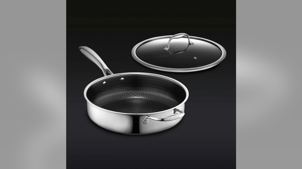 Create delicious sauces, soups, stir frys and more in this sauté pan.