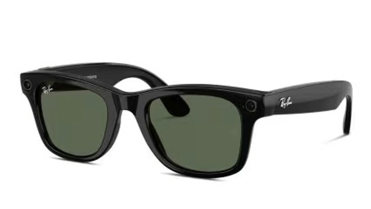 Take pictures, ask questions and listen to music with Ray-Ban Meta sunglasses. 