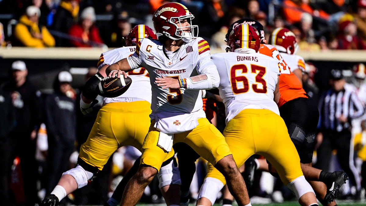 Rocco Becht throws a pass