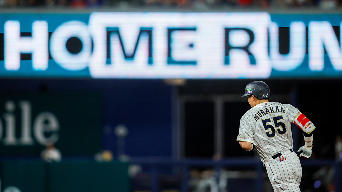 Munetaka Murakami hits a home run