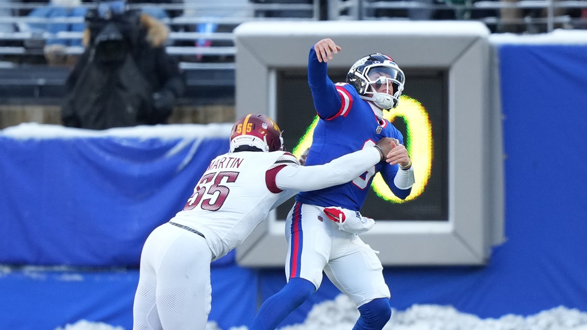 Jaxson Dart gets tackled