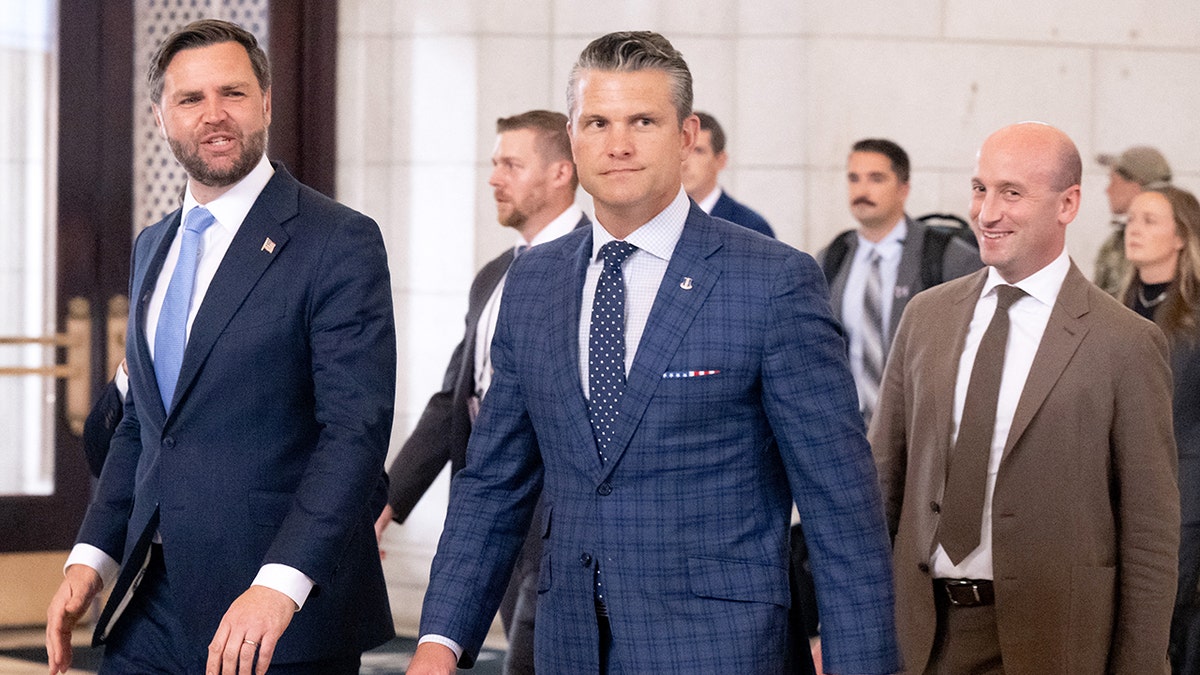 O vice-presidente J.D. Vance, o secretário da Guerra, Pete Hegseth, e o vice-chefe de gabinete para política e conselheiro de segurança interna da Casa Branca, Stephen Miller