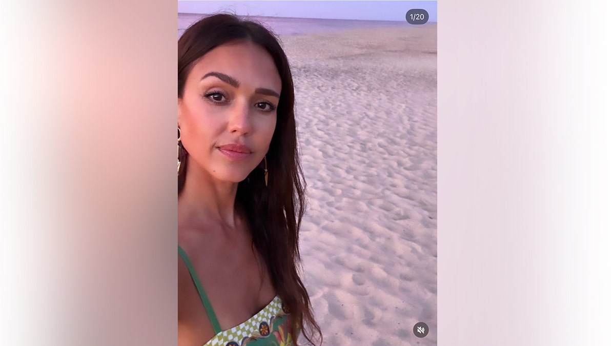 傑西卡阿爾芭在海灘