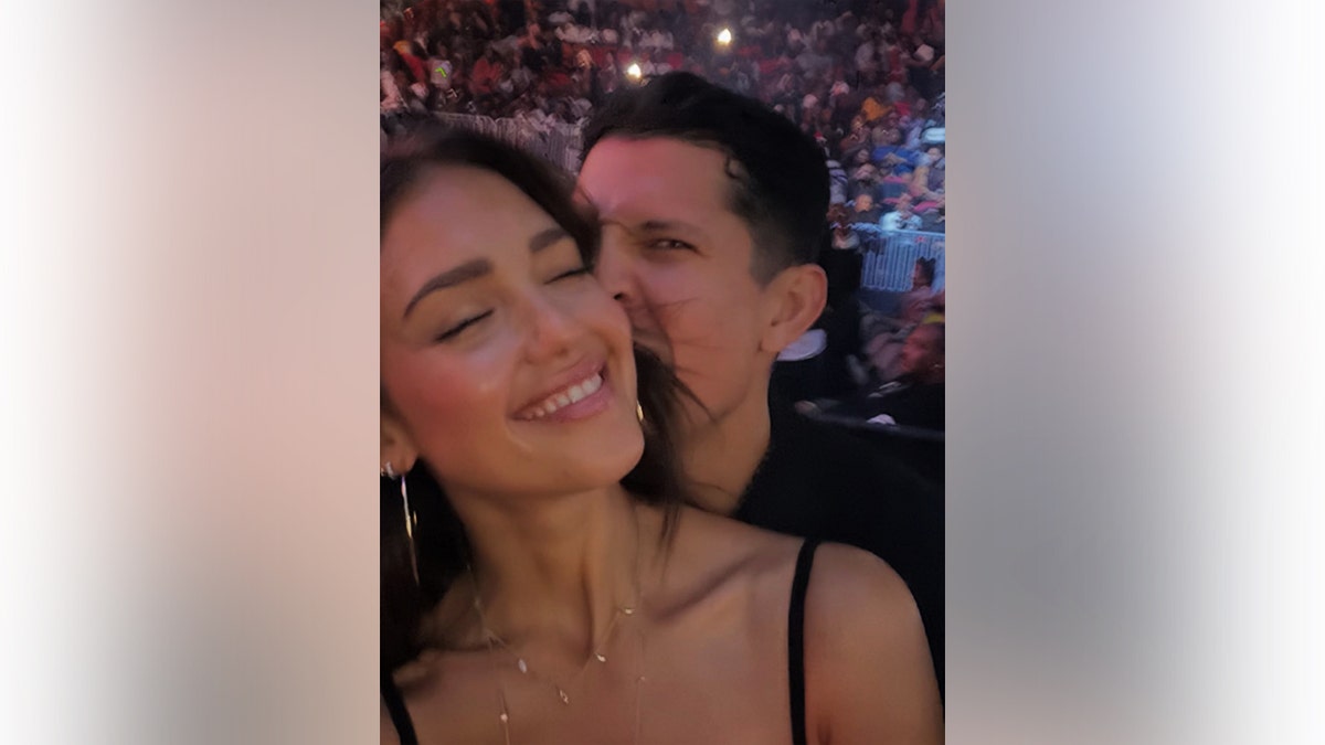 傑西卡阿爾芭和男友丹尼拉米雷斯