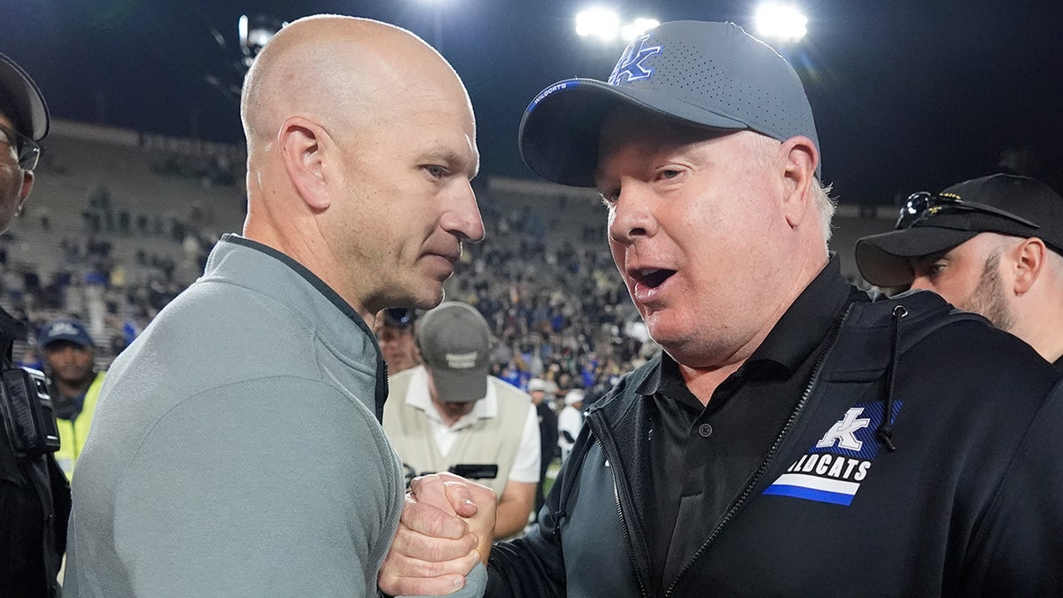 Mark Stoops meets with Clark Lea