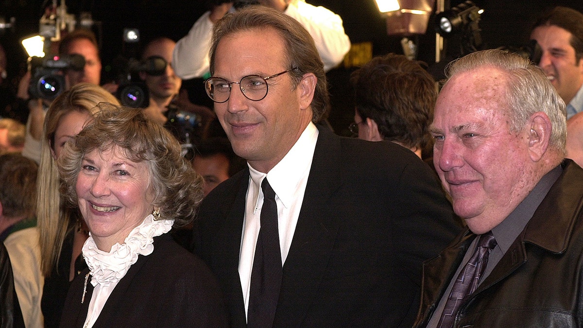 Kevin Costner and his parents at the premiere of "Thirteen Days" in December 2000.
