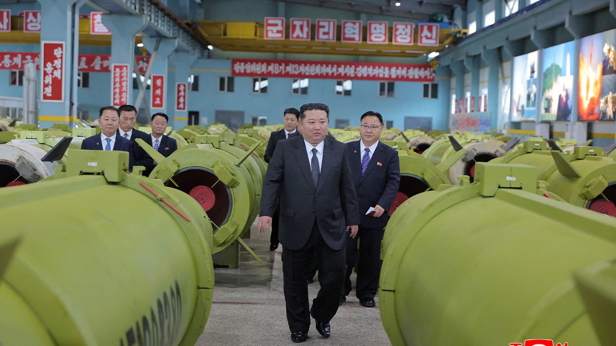 O líder norte-coreano Kim Jong Un visita grandes fábricas de armas no último trimestre de 2025, nesta foto de 26 de dezembro de 2025 divulgada pela Agência Central de Notícias Coreana oficial da Coreia do Norte.