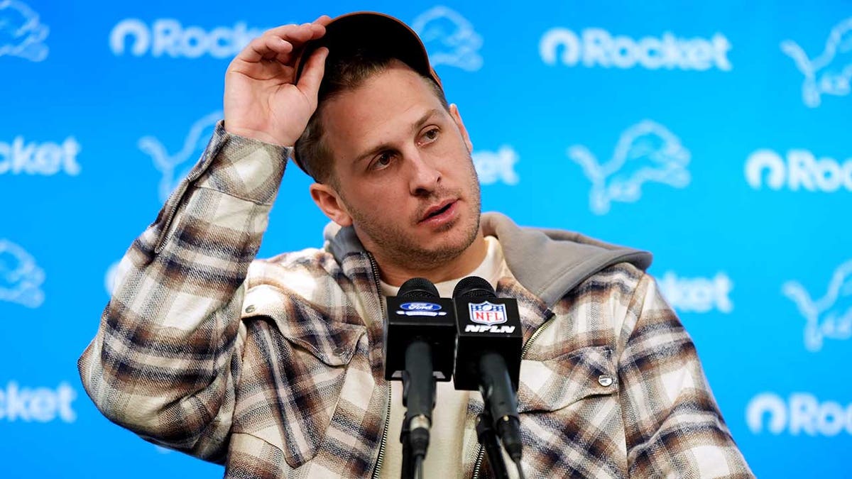 Jared Goff fala com repórteres