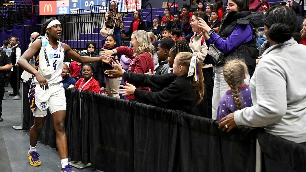 ফ্লোজে জনসন শিশুদের শুভেচ্ছা জানিয়েছেন