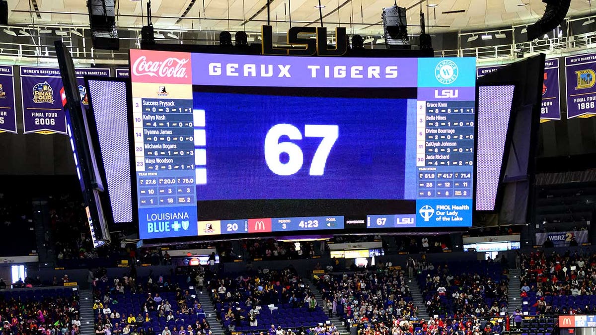 LSU 67 পয়েন্ট স্কোর করার পরে লুইসিয়ানার স্কুলের শিশুরা উদযাপন করে