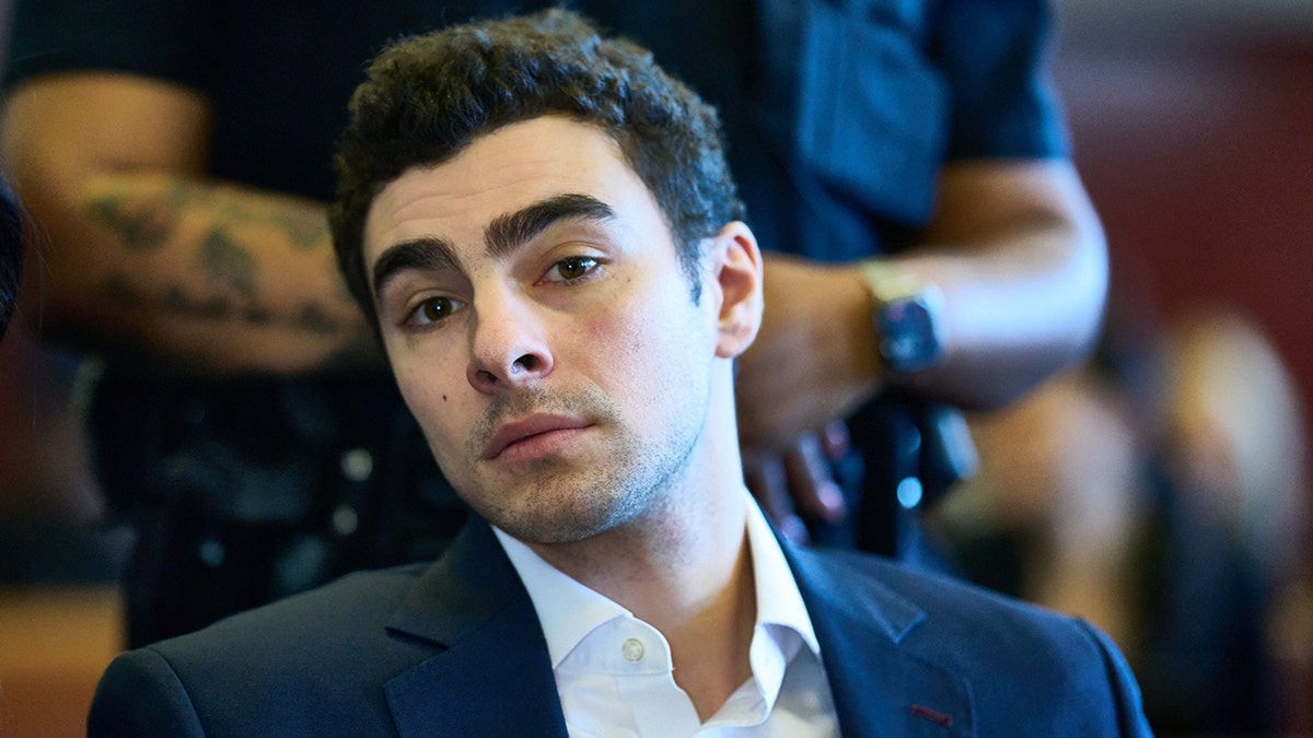 Luigi Mangione comparece ao tribunal pelo assassinato do CEO da UnitedHealthcare, Brian Thompson