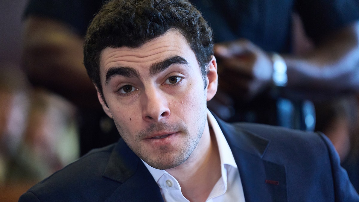 Luigi Mangione makes facial expression in court