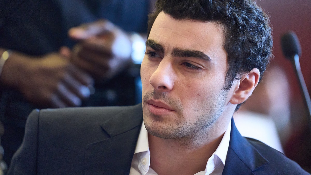 Luigi Mangione makes facial expression in court