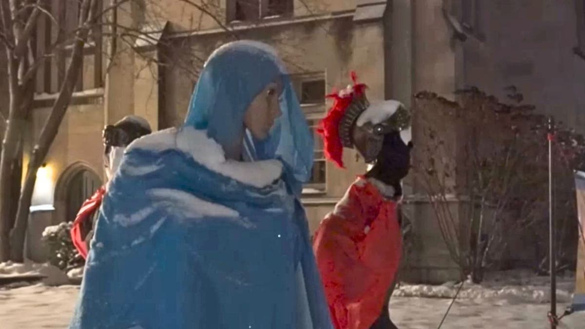 Manekin przedstawiający Marię i centurionów z motywem ICE pokryty śniegiem na wystawie kościelnej w Evanston.