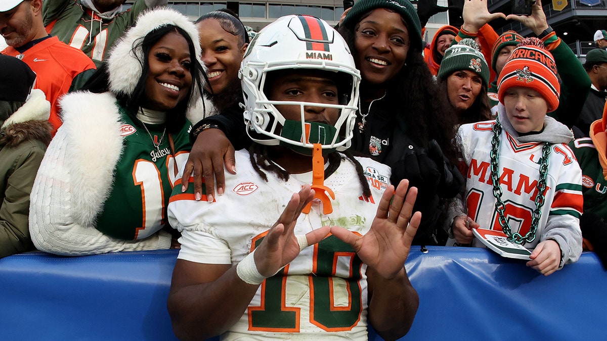 Malachi Tony przygląda się