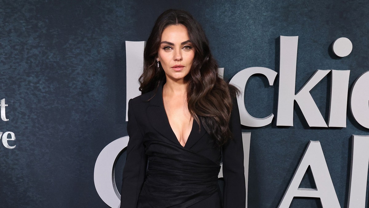 Mila Kunis luce un vestido negro en Nueva York.