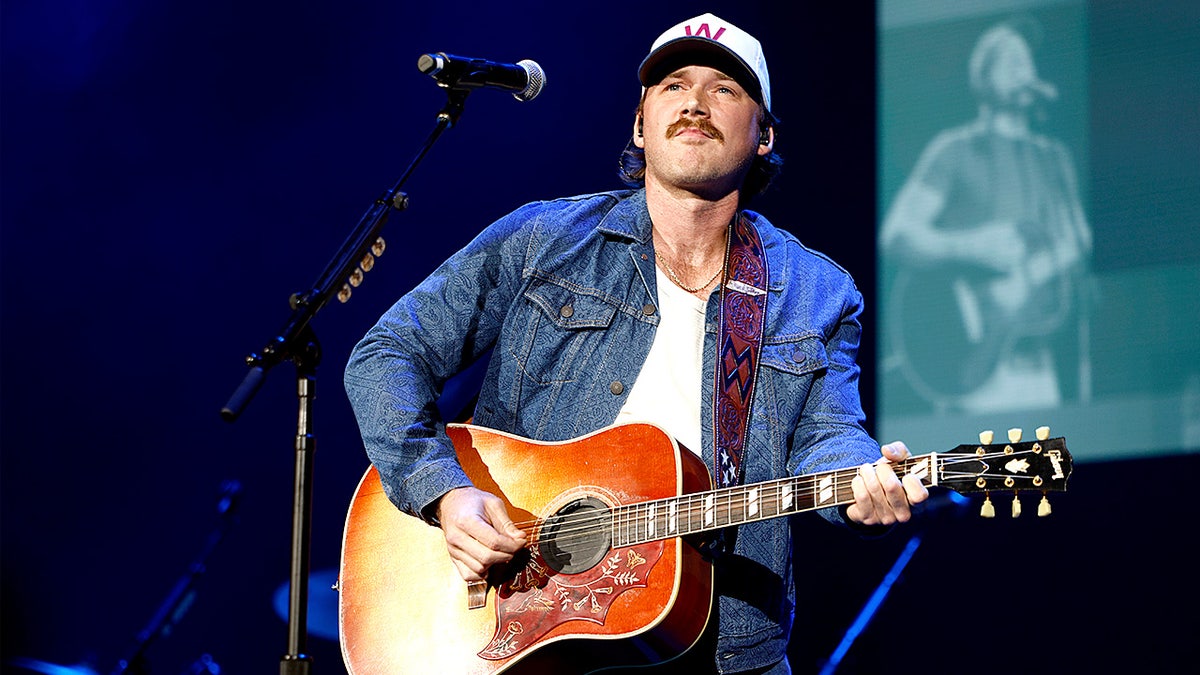 Morgan Wallen se apresenta no palco em um concerto beneficente no Ryman Auditorium.