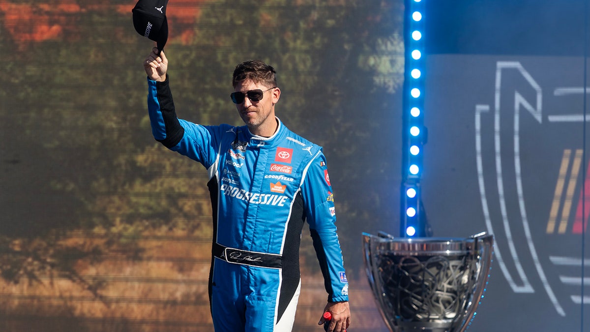 মঞ্চে ডেনি হ্যামলিন