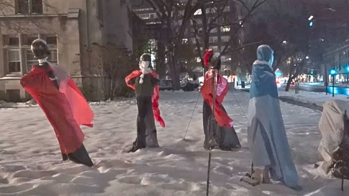 Nocna szopka z manekinami i postaciami z motywem ICE na śniegu.