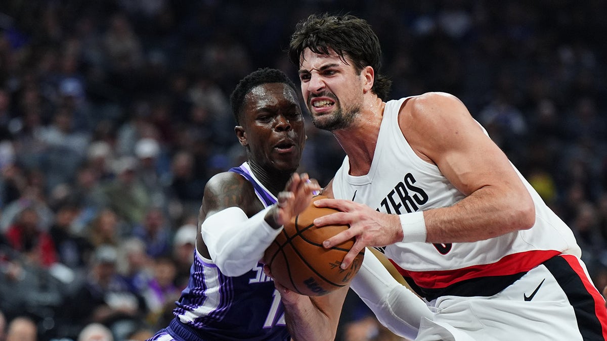 Deni Avdija drives to the basket