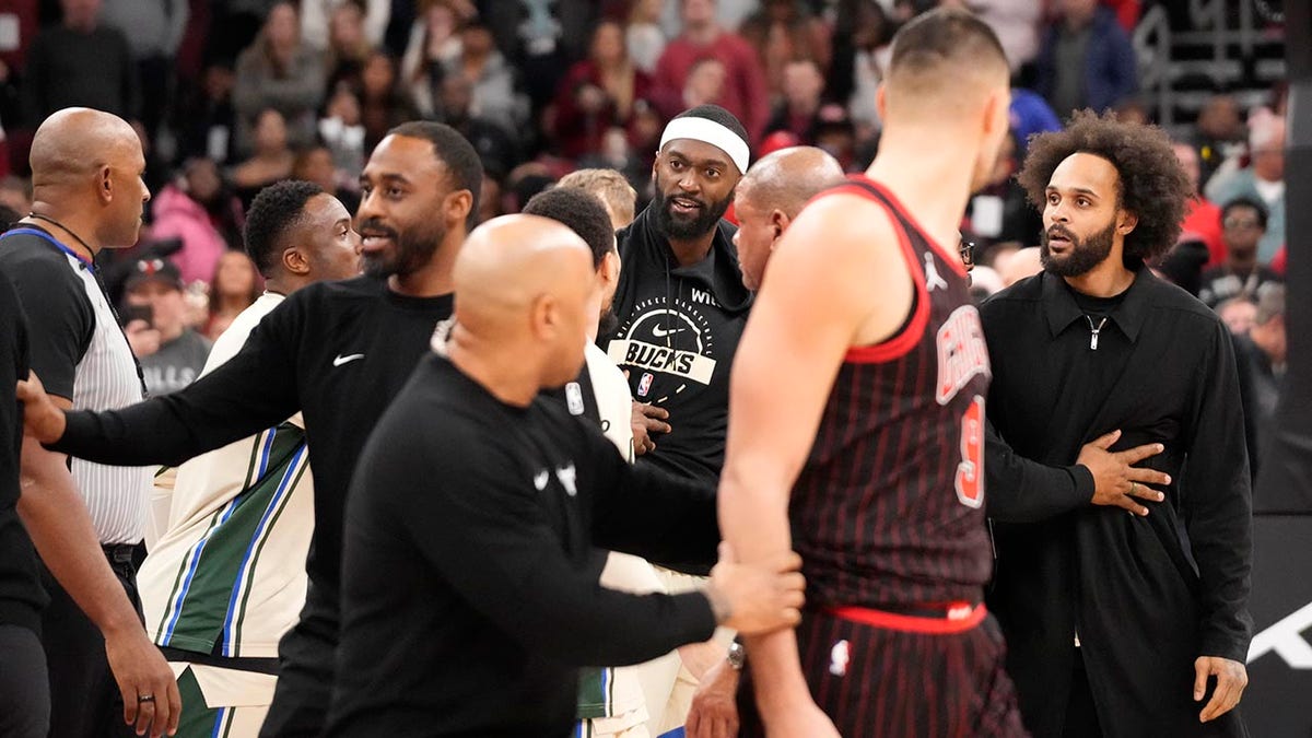 ষাঁড় এবং বক খেলোয়াড়রা বিশৃঙ্খলার মধ্যে রয়েছে