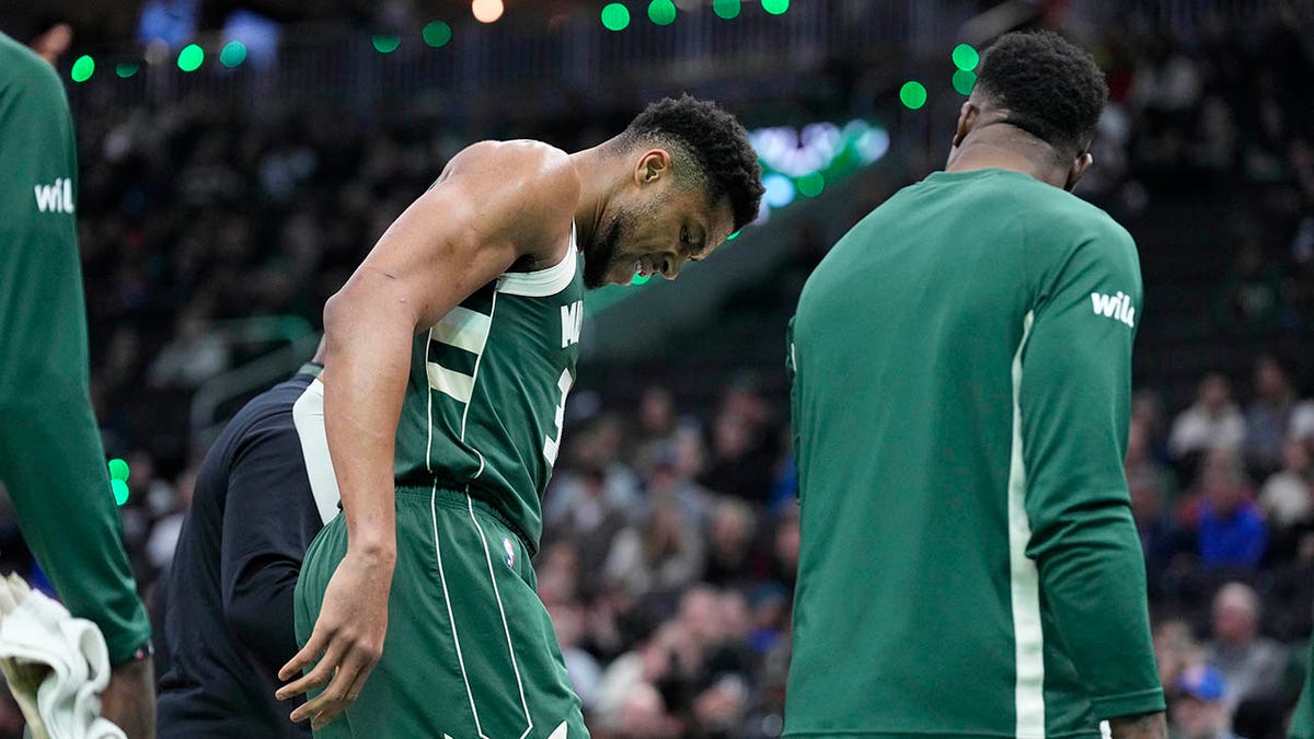 Giannis Antetokounmpo sale de la cancha