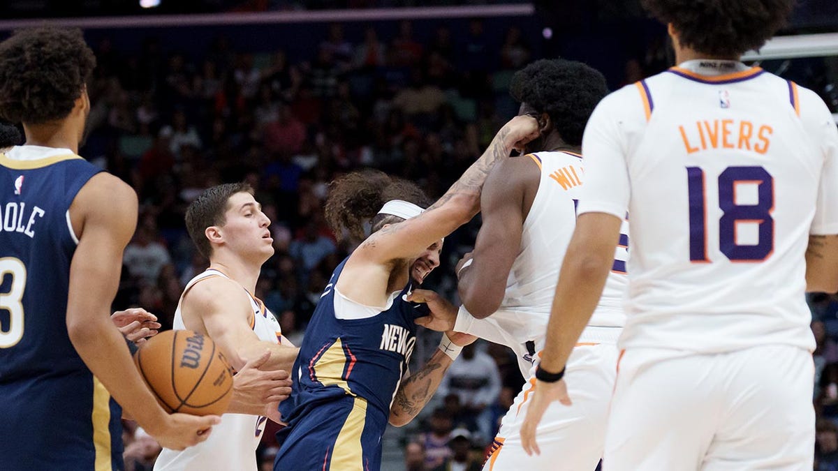 Jose Alvarado and Mark Williams fight