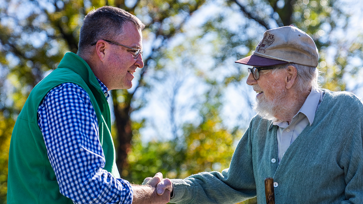 Neil Parrott estrecha la mano de Roscoe Bartlett.