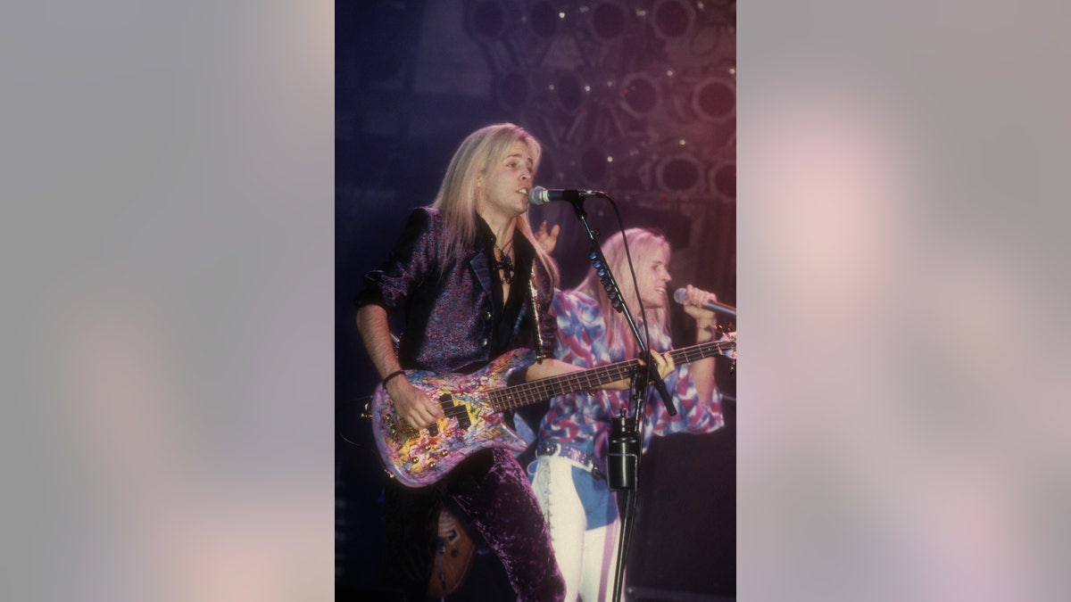 Los gemelos Nelson tocando la guitarra en el escenario.