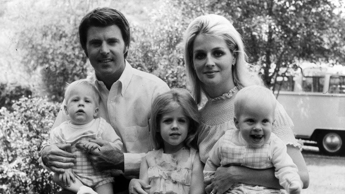 Ricky Nelson con su esposa y sus tres hijos posando para una foto familiar.